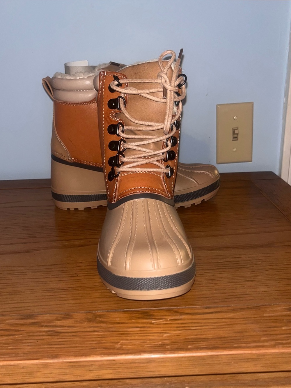 Women’s Tan Waterproof Duck Boots with Cozy Lining sz 7